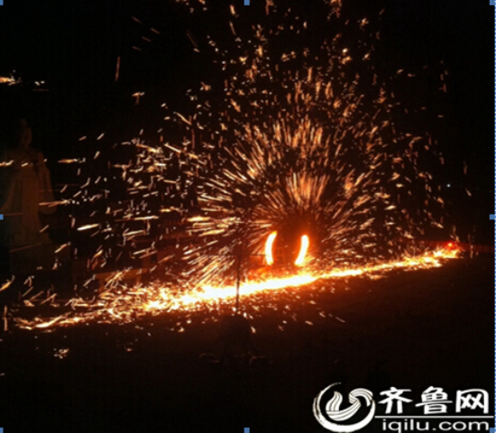 齐文化节首日高傒后人以绽放“流星铁花”形式追忆先人